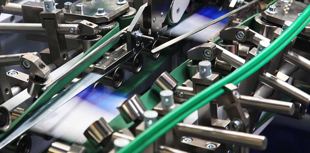 Twist-tie packaging machine securing product bags on a production line